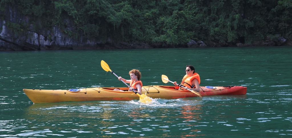 Faire du kayak dans la baie d&rsquo;Halong